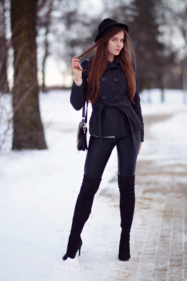 Szary płaszcz, skórzane legginsy, beżowy sweter i długie